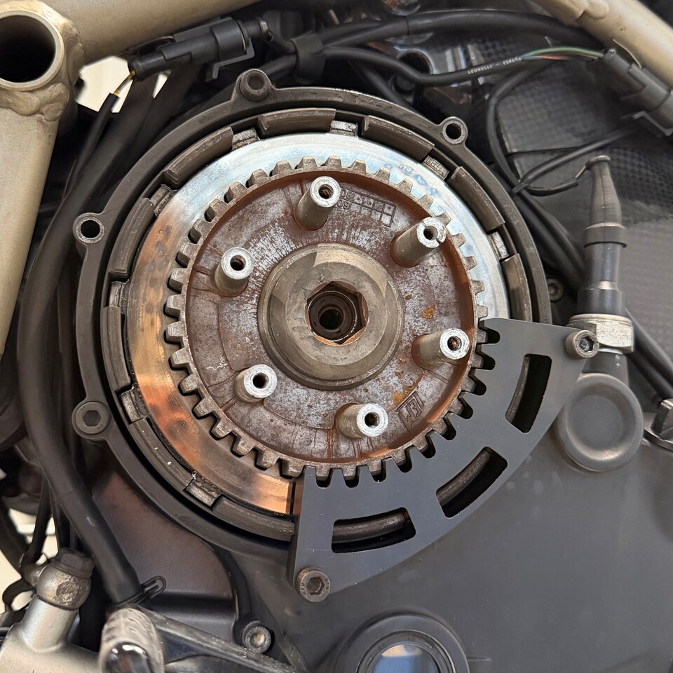 Tool for locking the clutch