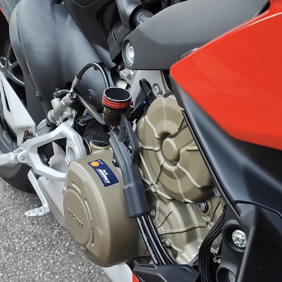 Rear brake fluid cap bicolore