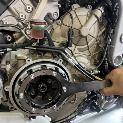 FotoClutch holding tool for oil clutch